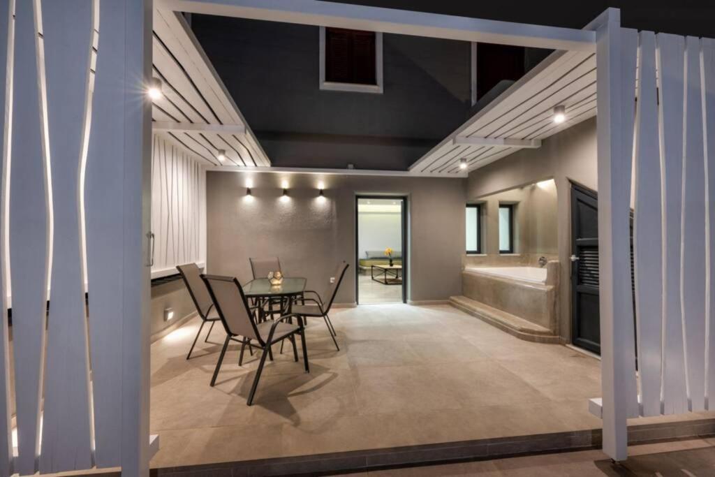Christianna & George Luxury Hot Tub Apartment *