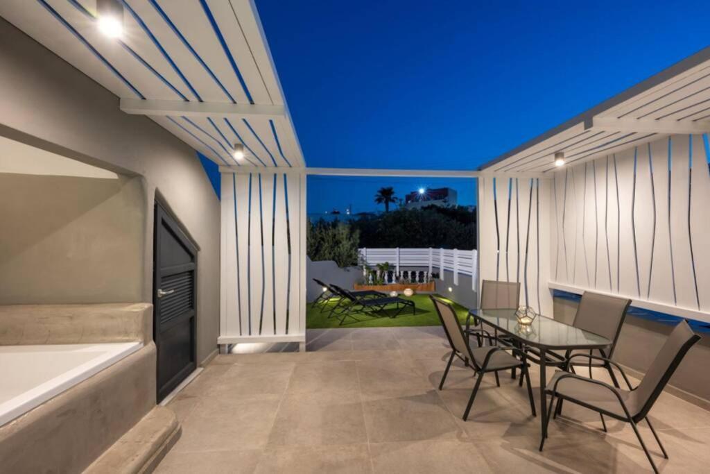 Christianna & George Luxury Hot Tub Apartment *