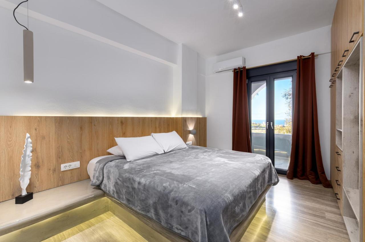 Christianna & George Luxury Hot Tub Apartment Fira (Santorini)