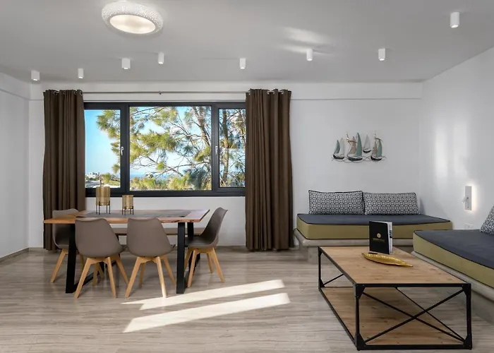 Christianna & George Luxury Hot Tub Apartment